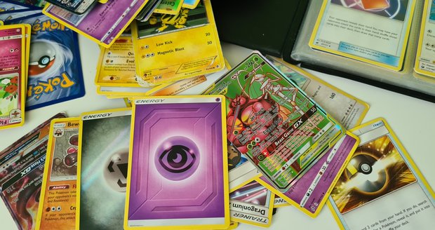 Ukradli tisíce kartiček s pokémony za miliony! Soud poslal zloděje do vězení