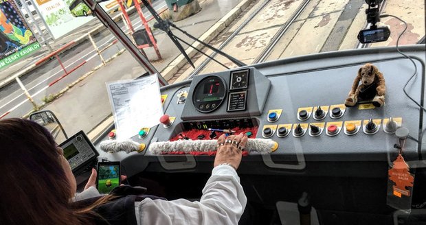 Řidička tramvaje lovila za jízdy pokémony.