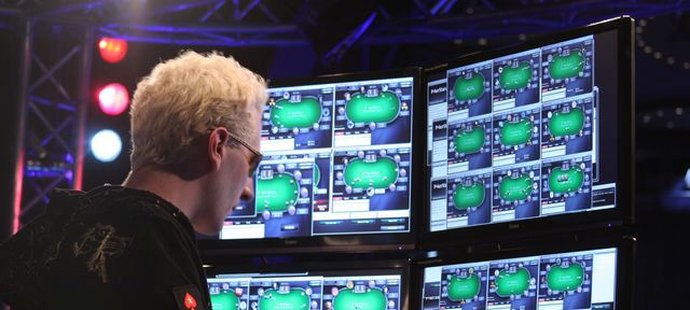 Nový loterijní zákon na čas zastavil české pokerové online herny. Ty musí mít licenci, ale ministerstvo zatím ani jednu neudělilo.