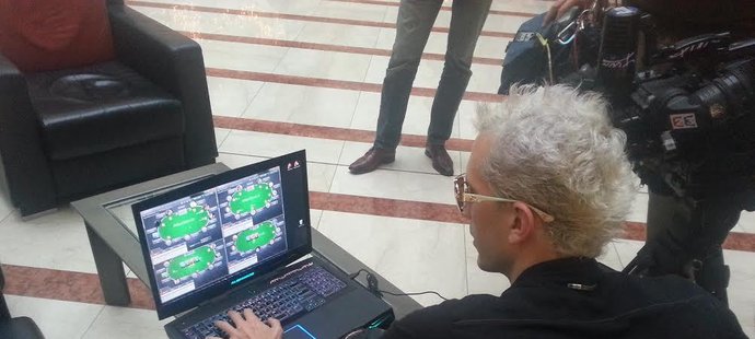 Do Prahy dorazil i Elky Gospelier, který už na poker turnajích vydělal více než 12 milionů dolarů. V lobby hotelu hrál na internetu.