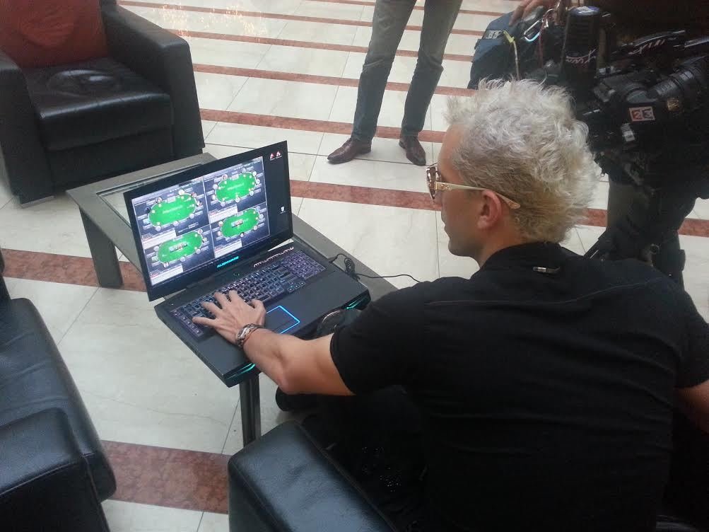 Grospellier hraje poker     nejčastěji na internetu