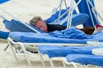 Unsul a spí... Boris Becker byl po náročném pokerovém turnaji tak unavený, že si musel lehnout. Jenže na pláži si spálil obličej.