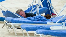 Becker na pláži na Bahamách: Usnul a spálil si obličej!
