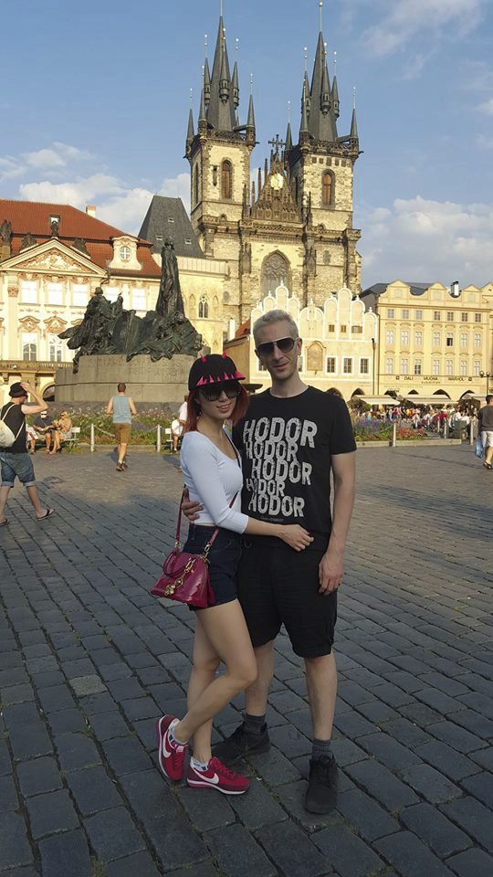 S přítelkyní zvažuje Grospellier svatbu na některém ze zámků v Česku