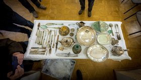 Představení části pokladu barona Liebiega, který nalezli pod smetištěm zámku Nový Falkenburk v Jablonném v Podještědí na Liberecku.