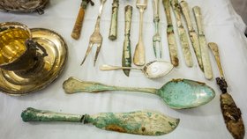 Představení části pokladu barona Liebiega, který nalezli pod smetištěm zámku Nový Falkenburk v Jablonném v Podještědí na Liberecku.