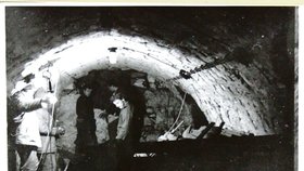 Práce v podzemí byla nebezpečná, policisté se při ní střídali.