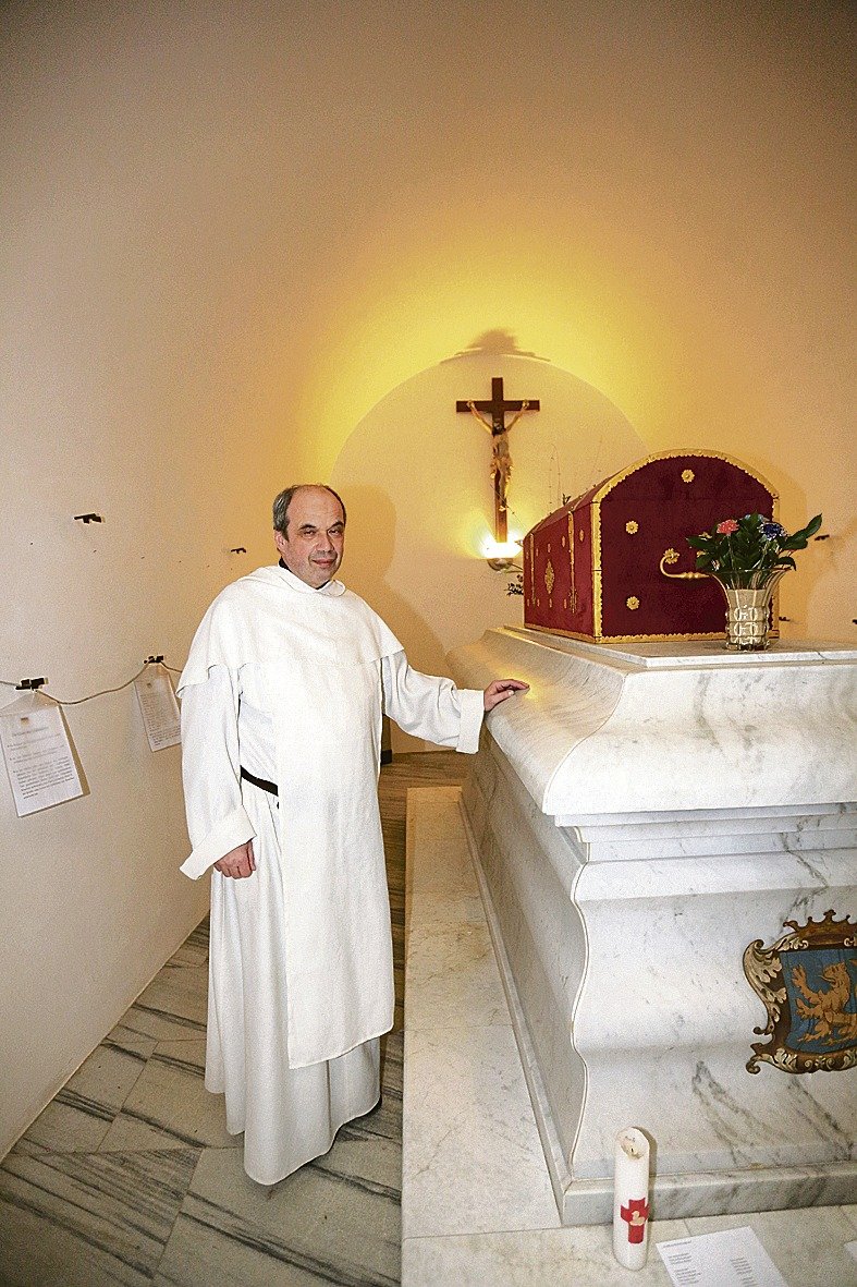 Rektor baziliky Pavel Mayer u sarkofágu sv. Zdislavy a schránky s jejími ostatky.