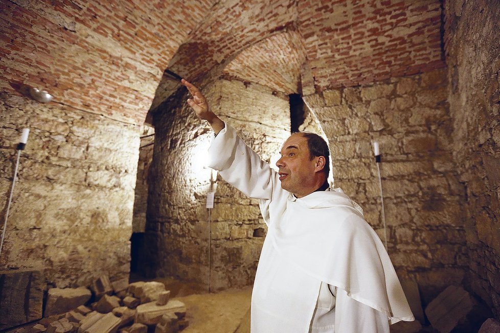 Rektor baziliky sv. Zdislavy a sv. Vavřince Pavel Mayer provedl redaktory Blesku katakombami.