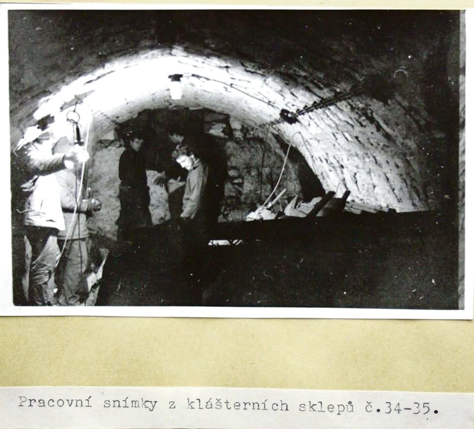 Práce v podzemí byla nebezpečná, policisté se při ní střídali.