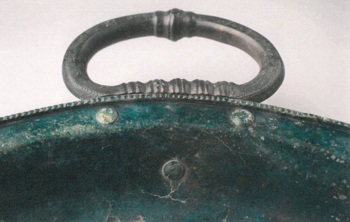 Detail ucha bronzové nádoby.