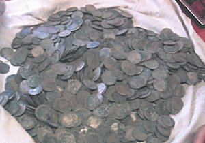 2231 vzácných mincí z doby Karla IV. a Václav IV. vyryl bagr na Vítkovsku.