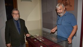 Numismatik Miroslav Hus (vlevo) a archeolog Milan Metlička u vitríny se zlatými mincemi.