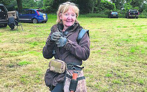 Sue Kilvertová se v penzi dala na hledání pokladů.