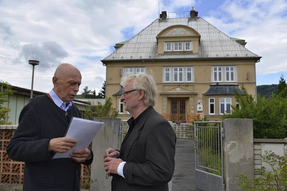 Rudi Schlattner (vlevo) navštívil svůj rodný dům jen několik měsíců před smrtí. Na snímku s přítelem z Německa.