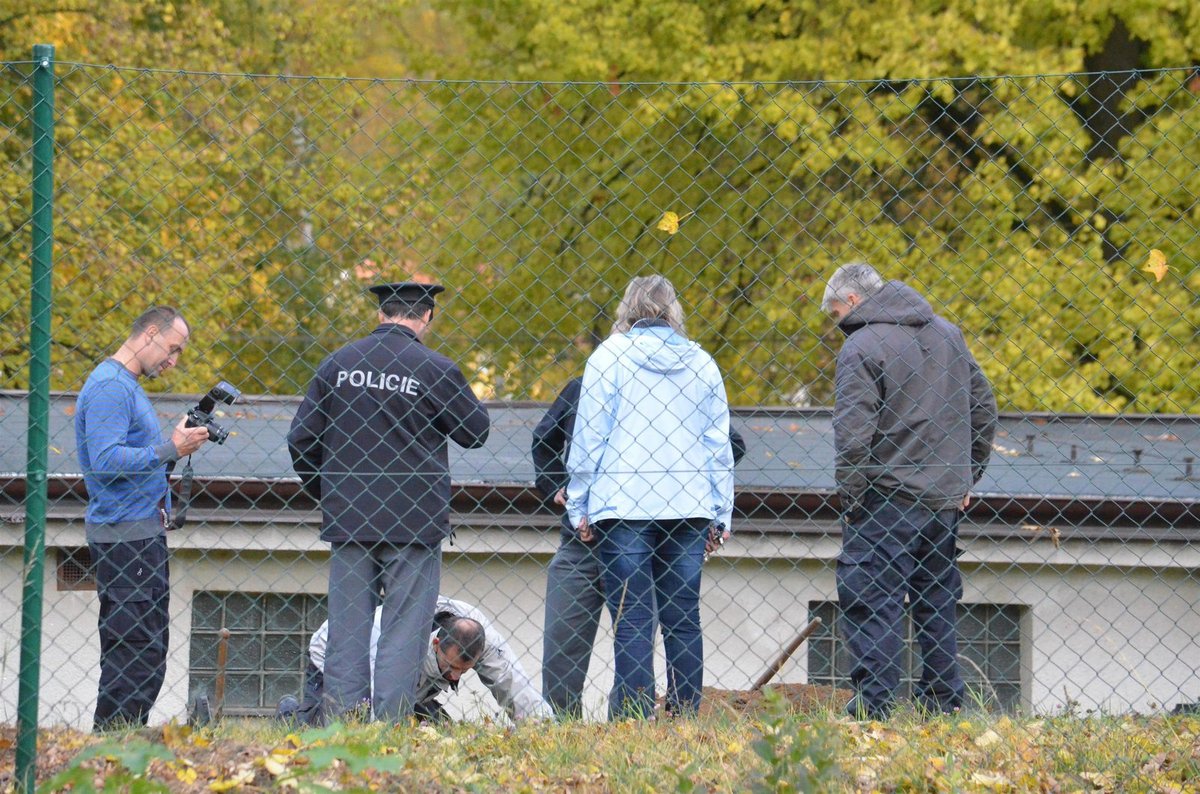 Nejprve policisté prohledávali zahradu vily detektory kovu.