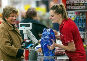 Lidem se do práce v supermarketu nechce, řetězce zvyšují platy (ilustrační foto).