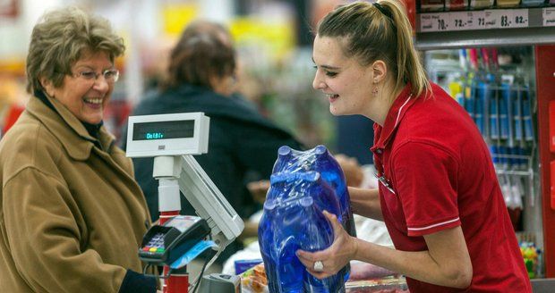 Ahold ustupuje zuřícím prodavačkám. Slibuje růst mzdy o 8,5 procenta