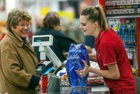 Čechům se v supermarketech pracovat nechce. Řetězce v boji o lidi zvyšují platy