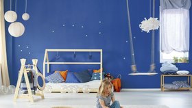 Podle přístupu Montessori by měly mít děti matraci na zemi, v pokoji jen málo nábytku a měly by na všechno dosáhnout.