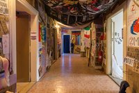 Mladí nadějní umělci Pražanům otevírají významné chátrající budovy. Začíná přehlídka Pokoje 2022