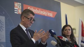 Hejtmanka Středočeského kraje Jaroslava Pokorná Jermanová na tiskové konferenci (u mikrofonu premiér v demisi Andrej Babiš)