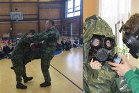 Plynová maska a masáž srdce. Vojáci učí české děti přežít válku i katastrofu
