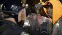 Pokračují protesty ve Fergusonu i dalších městech USA proti rozhodnutí poroty neobvinit policistu z vraždy černošského mladíka.