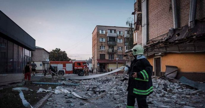 Sedm obětí a 88 zraněných po ruském útoku v Pokrokovsku: Mezi mrtvými jsou i dva záchranáři