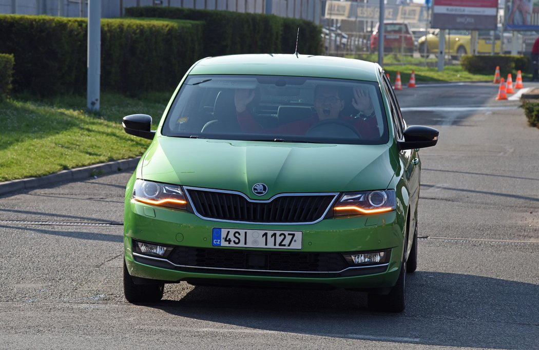 Pokud vám na křižovatce zhasl motor, neskákejte v panice po startovacím tlačítku. Stačí sešlápnout spojku, on sám nastartuje.