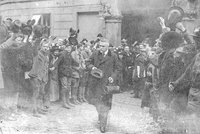 Atentát na Hradčanech: Prvnímu československému premiérovi zachránil život štos bankovek a přezka!
