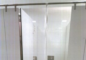 Muž se pokusil oběsit na toaletách v obchodním centru v Praze 9