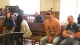 Vražda pornokrále: Obžalovaná manželka a její milenec do sebe před soudem „kopali“