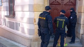 Muže obviněného z pokusu o vraždu poslal soud v Jablonci nad Nisou v neděli večer do vazby. (17.3.2024)