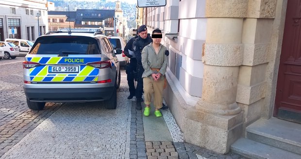 Policie na Liberecku obvinila muže z pokusu o vraždu: Napadení skončili ve špitále, podezřelý je ve vazbě!