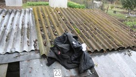 Roztrhaná bunda zbité oběti zůstala ležet na přístřešku.