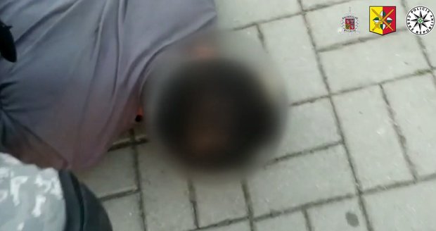 Policisté zadrželi a obvinili muže z pokusu o vraždu.