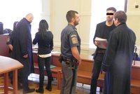Proces vraždy pornokrále: „Zčernala bys!“ syčel u soudu obžalovaný na exmilenku