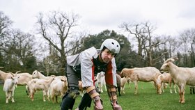 Thomas se cítil mezi kozami jako ryba ve vodě.