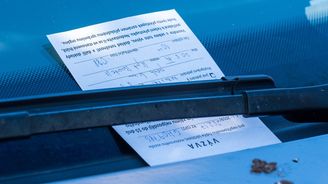 Řidiči platí Praze násobně víc na pokutách za parkování. Pomáhá elektronika i monitorovací auta