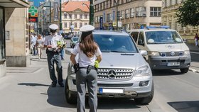 Ministerstvo dopravy navrhlo úpravu sankcí za dopravní přestupky. Bodový systém by se tak měl nově zjednodušit na dvě sazby, a to čtyři a šest bodů.