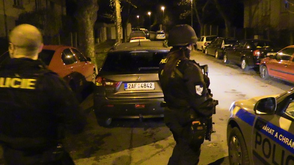 Policisté pátrali po lupičích, kteří přepadli pumpu na Plzeňské. Chytili ale jen jiného muže, který měl u sebe drogy.