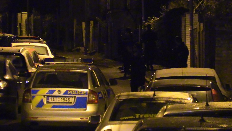 Policisté pátrali po lupičích, kteří přepadli pumpu na Plzeňské. Chytili ale jen jiného muže, který měl u sebe drogy.
