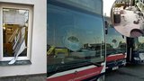 Zdrogovaný muž rozmlátil v Mladé Boleslavi devět autobusů tyčí. Vrátný utekl