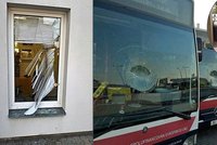 Zdrogovaný muž rozmlátil v Mladé Boleslavi devět autobusů tyčí. Vrátný utekl