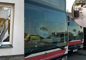 Zdrogovaný muž rozmlátil v Mladé Boleslavi devět autobusů a řádil dál