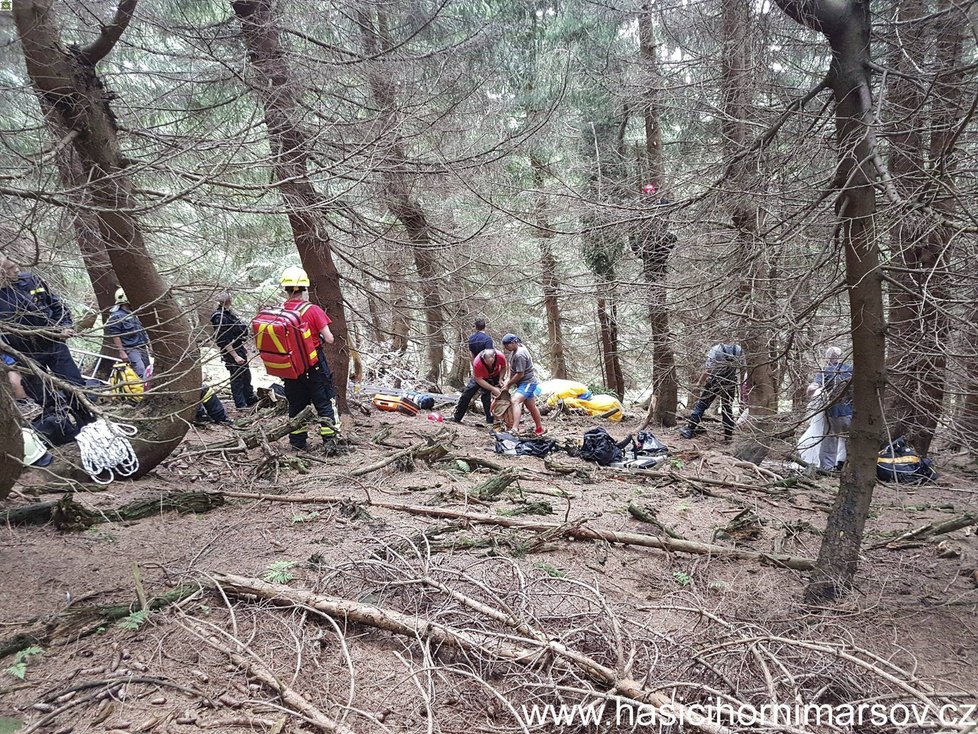 Polský paraglidista uvízl na stromě u Janských Lázní: O pomoc volal dvě hodiny