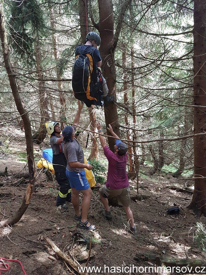 Polský paraglidista uvízl na stromě u Janských Lázní: O pomoc volal dvě hodiny