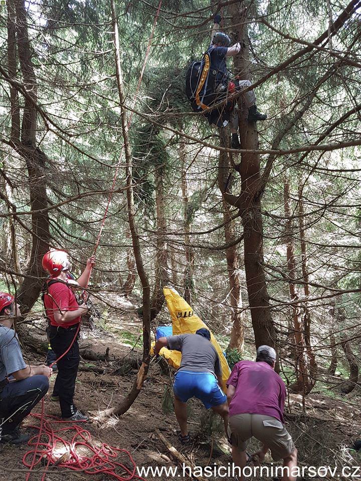 Polský paraglidista uvízl na stromě u Janských Lázní: O pomoc volal dvě hodiny