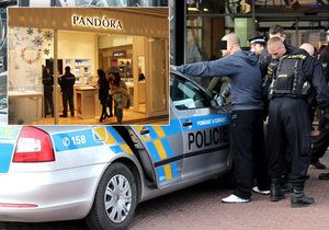 Opilý Polák v Plzni mával pistolí: Policisté ho během 2 hodin chytali dvakrát.